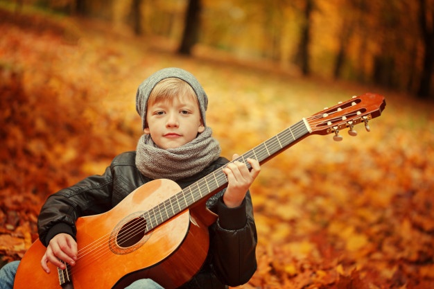 choisir guitare selon age gabarit enfant avis