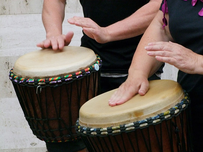 djambe frapper bord instrument avec doigt