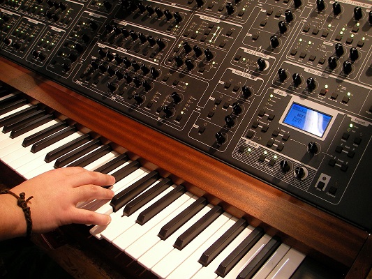 difference-synthetiseur-monophonique-synthetiseur-polyphonique