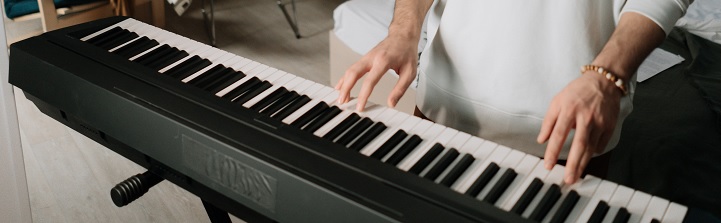 comment-choisir-support-pied-piano