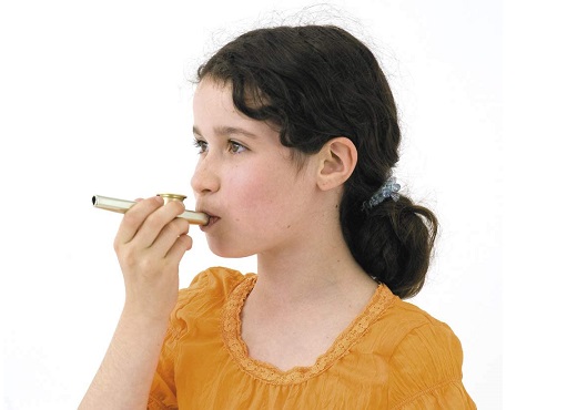 enfant-joue-kazoo