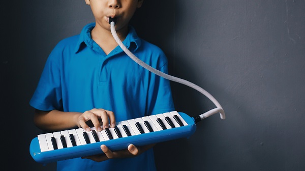 enfant-musicien-joue-melodica
