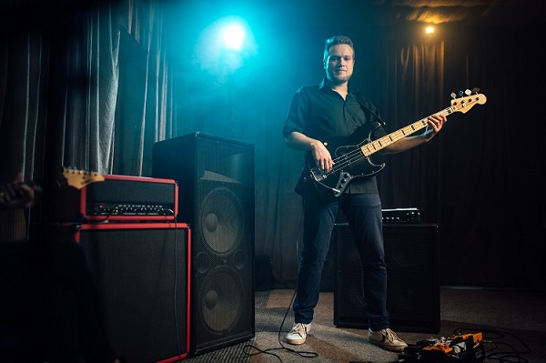 musicien-joue-guitare-basse-scene