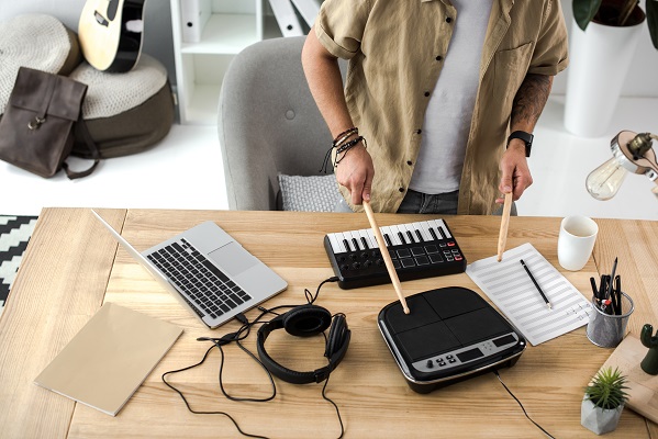 musicien-joue-multipad-baguettes