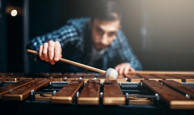 musicien-joue-xylophone-baguettes