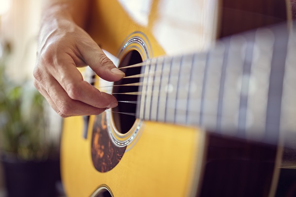 definir-budget-cordes-guitare-acoustique