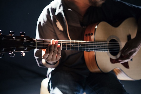 apprendre-jouer-guitare-gaucher