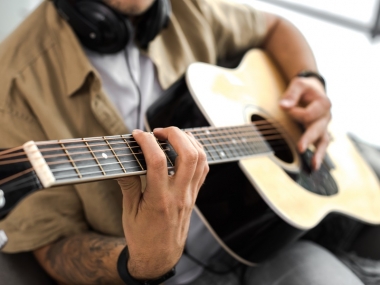 meilleures-guitares-acoustiques-gaucher