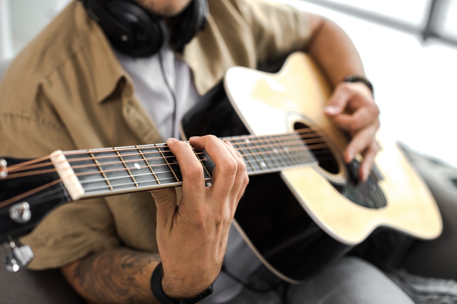 meilleures-guitares-acoustiques-gaucher