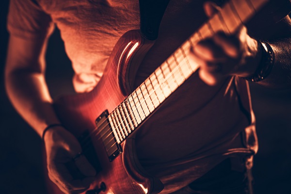 cordes-jouer-metal-guitare-electrique
