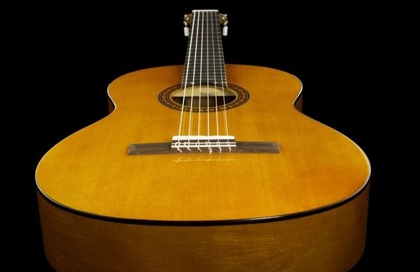 quelle-guitare-classique-Yamaha-choisir