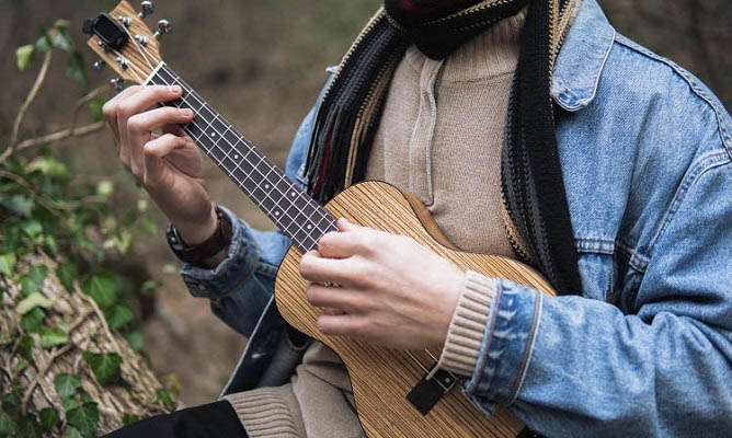 guide-comparatif-ukuleles-gaucher