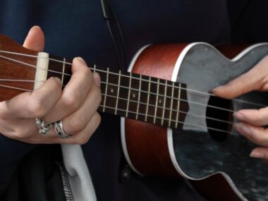 meilleurs-ukuleles-gaucher