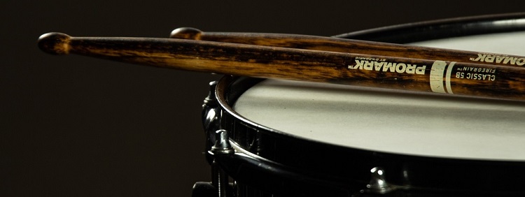 bien-tenir-baguettes-batterie