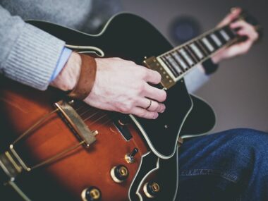 comment-tenir-guitare