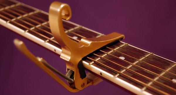 Capodastre pour guitare