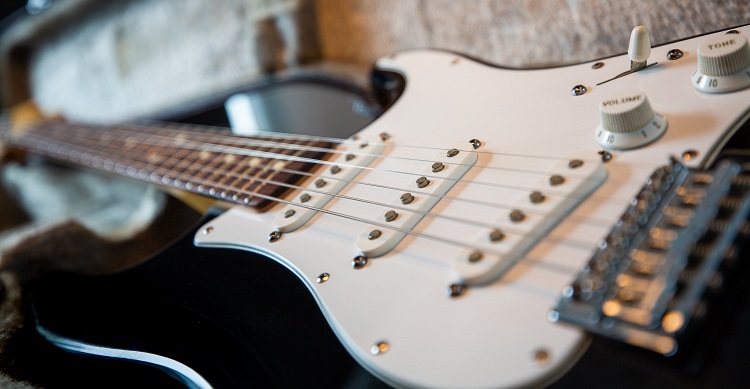 avantages-inconvenients-guitare-electrique