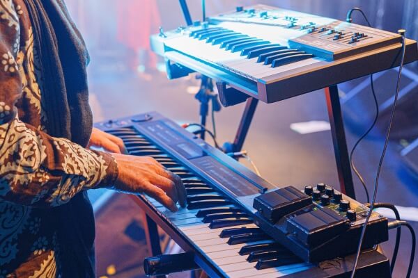 Presentation clavier vs synthetiseur vs piano numerique