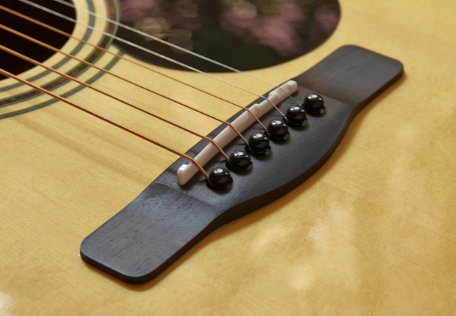 Remplacement cordes guitare folk