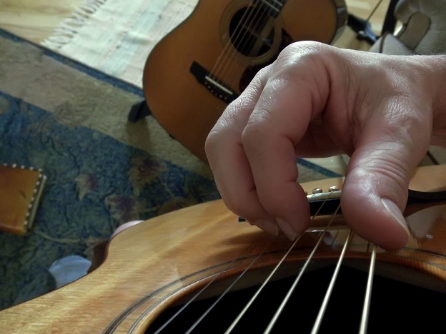 Remplacer cordes guitare folk