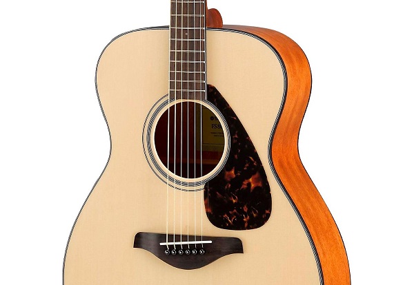 Retrait corde guitare folk