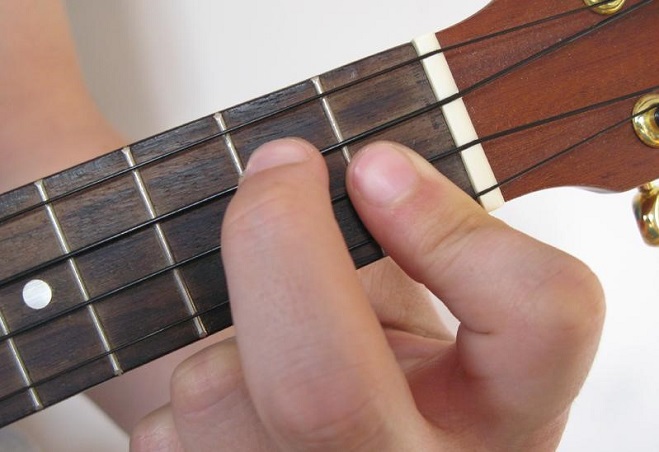 Retrait cordes ukulele