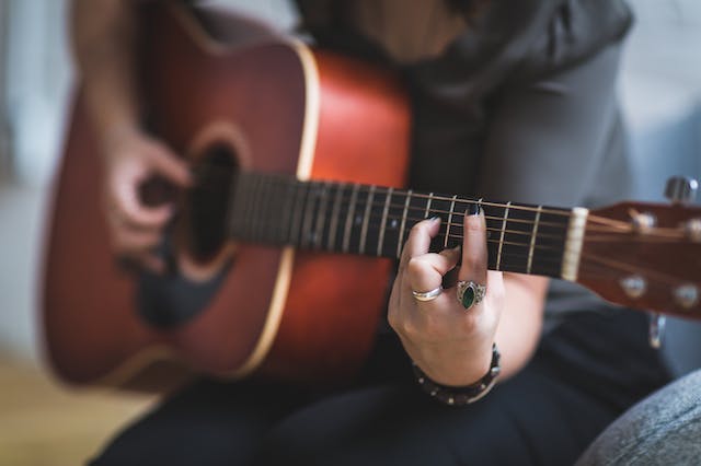 Utilisation guitare folk vs acoustique