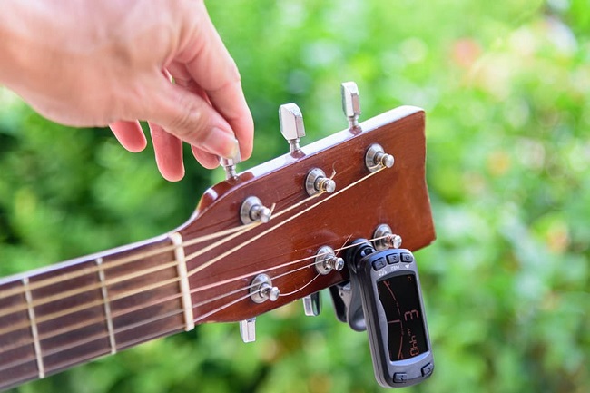 accordage corde guitare avec accordeur